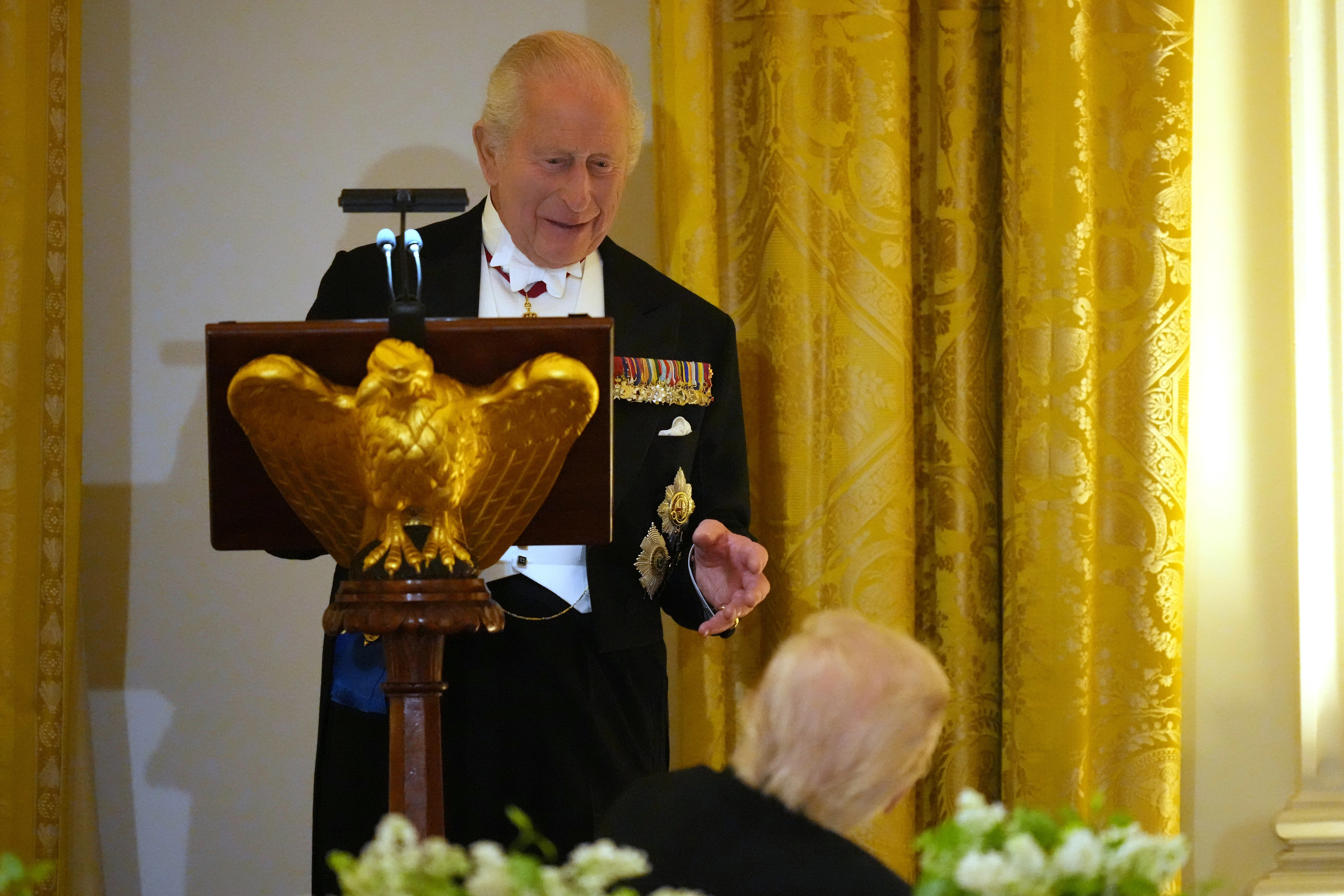 Mbreti Charles i përgjigjet Trumpit me batuta historike në darkën shtetërore