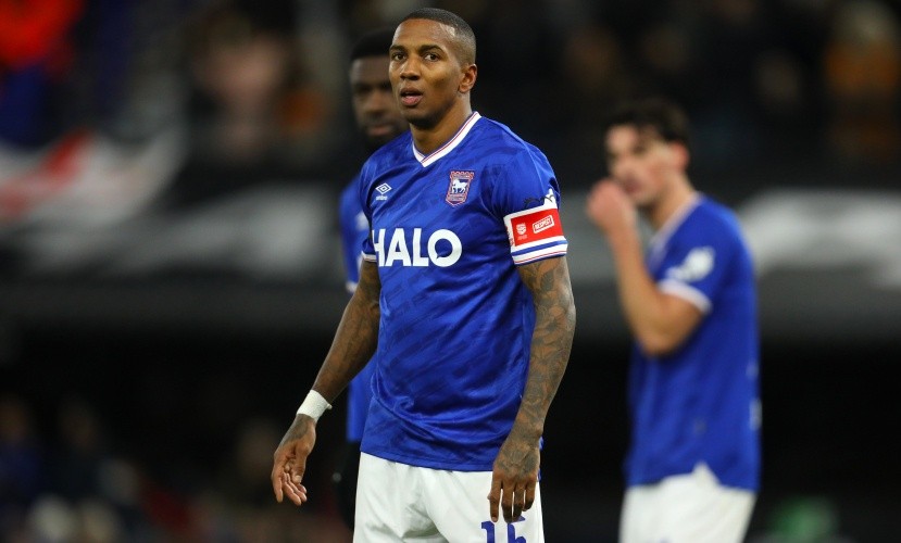 Ashley Young njofton pensionimin nga futbolli profesionist në moshën 40-vjeçare pas përfundimit të sezonit me Ipswich Town.