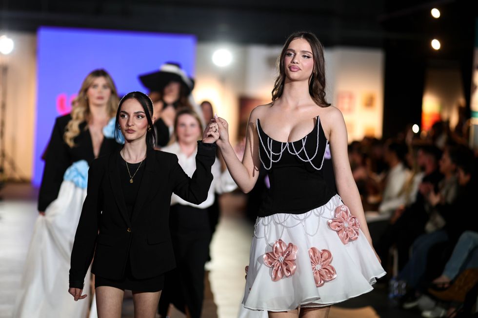Studentët e Dizajnit të Modës në UNI Universum shkëlqejnë në Prishtina Fashion Night