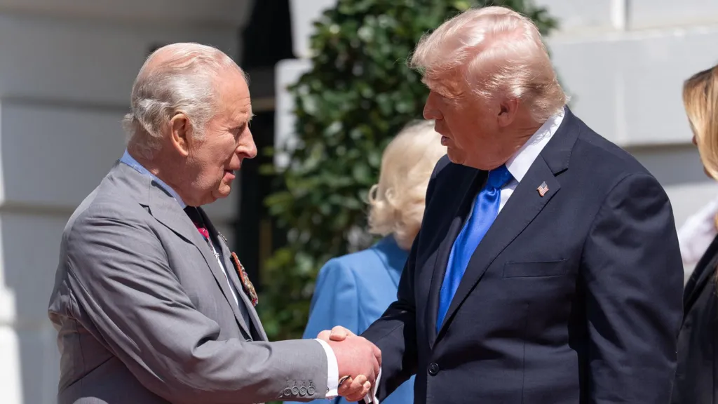 Trump heq tarifat për uiskin pas vizitës mbretërore në SHBA