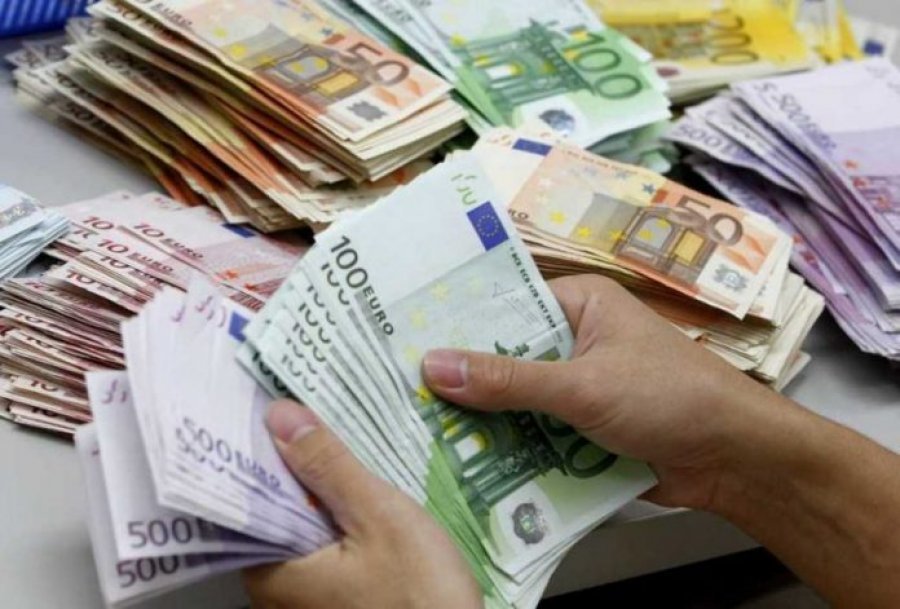 Dy persona janë arrestuar në Prishtinë me sekuestrim të 1,745 eurove, armëve dhe drogës gjatë një operacioni policor.