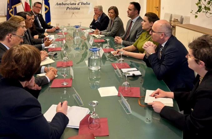Ambasadorët e huaj diskutojnë për rrugën e Kosovës drejt BE-së dhe zhvillimet politike
