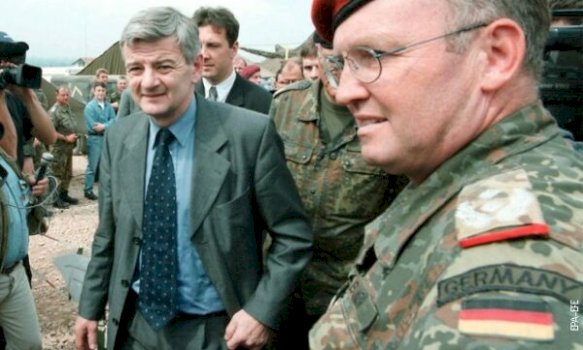 Joschka Fischer mbrojt ndërhyrjen në Kosovë: Një domosdoshmëri për të parandaluar gjenocidin