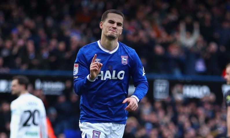 Anis Mehmeti dhe Ipswich rikthehen në Premier League pas një sezoni sfidash