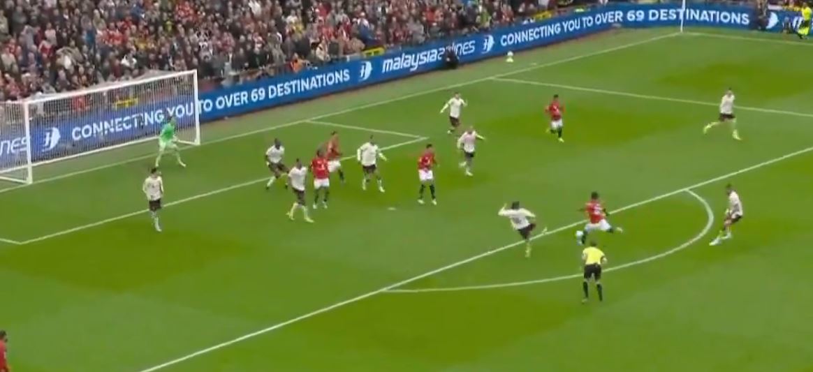 Kobbie Mainoo shënoi golin e tretë në minutën e 77-të, duke rikthyer avantazhin 3-2 për Manchester United ndaj Liverpool në Premier League.
