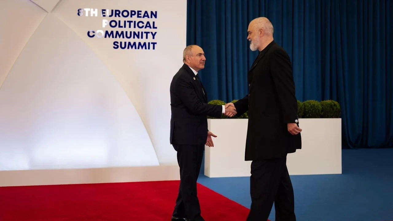 Rama thekson pjesëmarrjen e Kanadasë për herë të parë në Samitin e 8-të të Komunitetit Politik Europian në Jerevan.