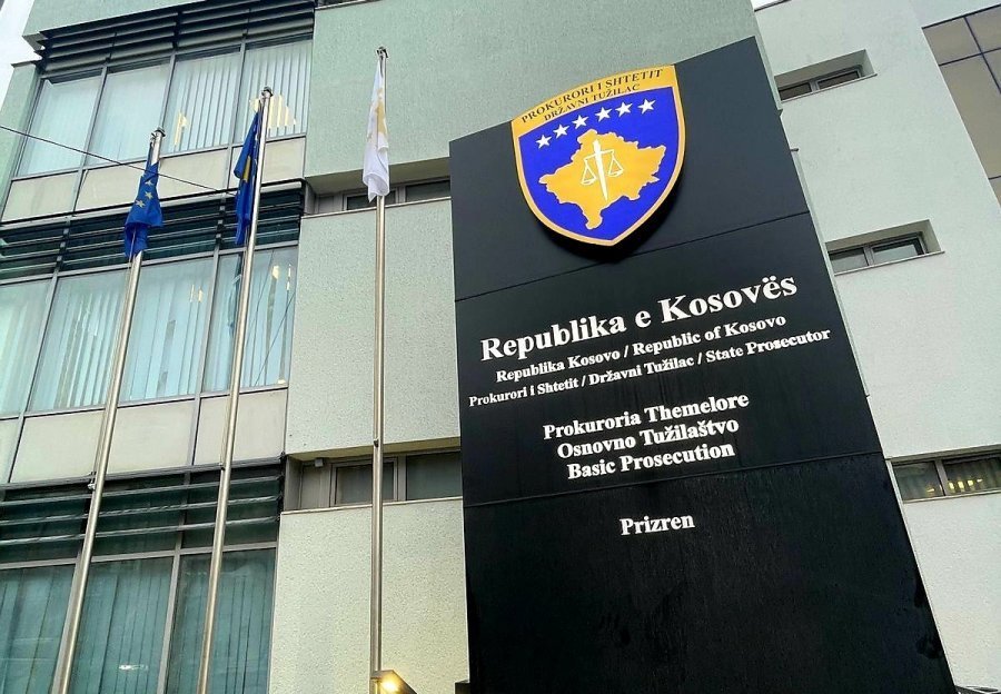 Prokuroria në Prizren po heton tre persona në lidhje me ngrirjen e 42 pronave me vlerë rreth 3 milionë euro.