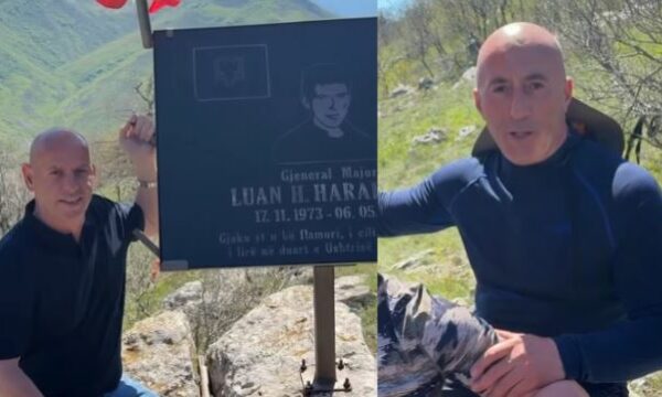 Ramush Haradinaj ka ngjitur Qafë Mullar së bashku me gjeneralin Selim Krasniqi dhe bashkëluftëtarë të tjerë.