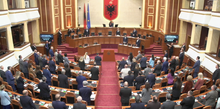 Një minutë heshtje në Kuvend për fëmijët e humbur në aksidentin e Durrësit