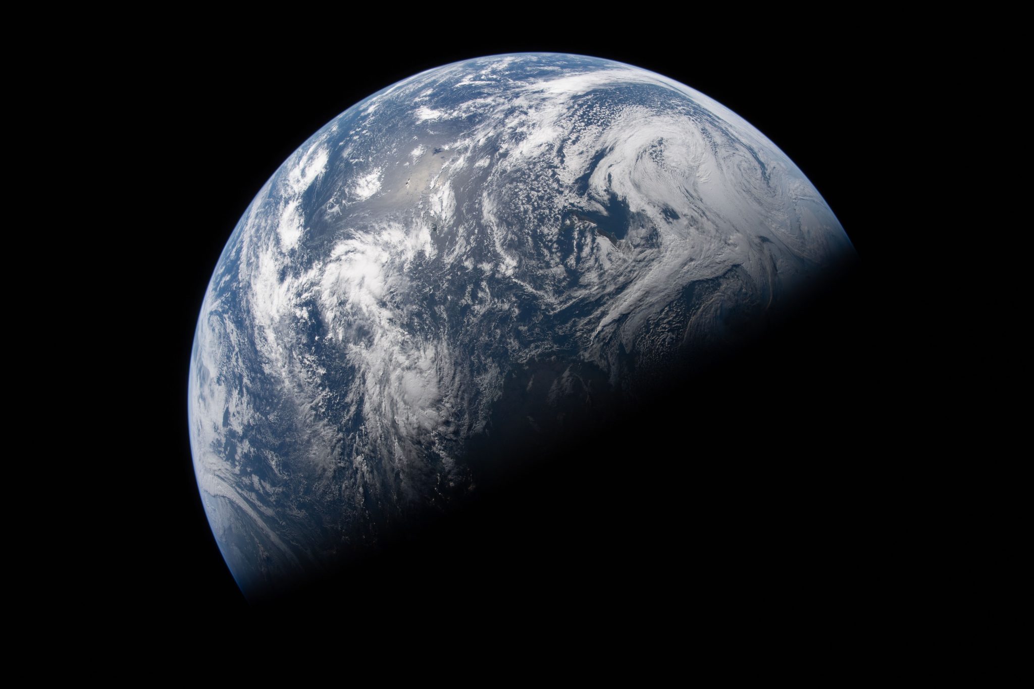 NASA zbulon imazhe të reja nga Artemis II pas rrethimit të Hënës