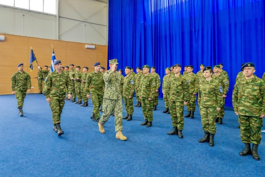 Ndërrimi i komandës së kontingjentit grek në KFOR u zhvillua në Kampin Film City në Prishtinë me pjesëmarrjen e Admiralit Maximilian Clark dhe ambasadores Heleni Vakali.