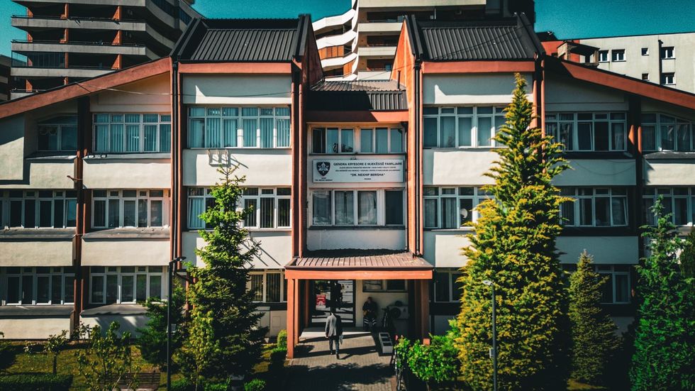 Zgjatet orari i punës në QKMF “Dr. Nexhip Berisha” në Prizren deri në orën 22:00 për sezonin veror.