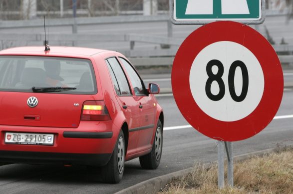 Zvicra në kryqëzim: Kufizimi i shpejtësisë midis kursimit dhe lirisë së lëvizjes