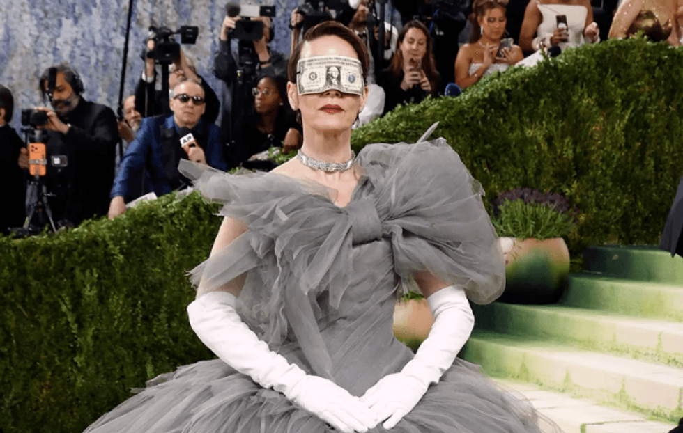 Sarah Paulson dhe maska njëdollarëshe që ndezi Met Gala-n