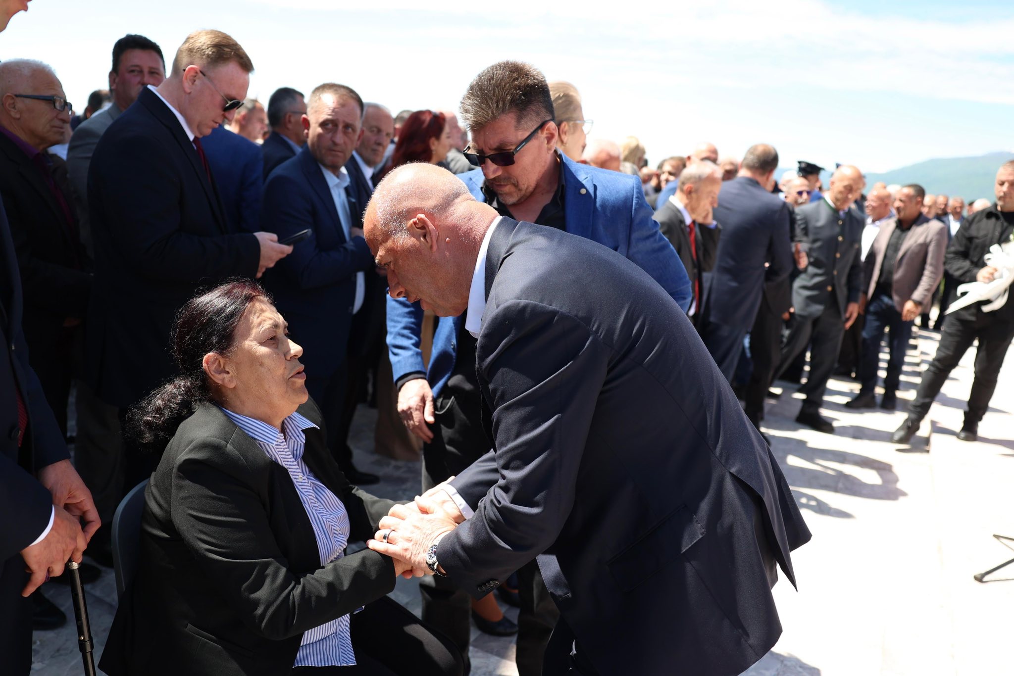 Ramiz Lladrovci mori pjesë në homazhe në Gllogjan dhe Deçan për përvjetorin e 29-të të rënies së Luan Haradinajt dhe kalimit në amshim të Smajl Haradinajt.