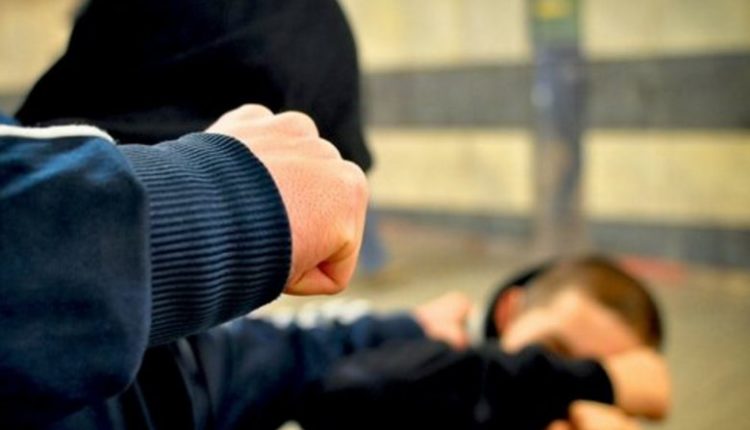 Përleshje me boksa hekuri në Podujevë, një person në mbajtje