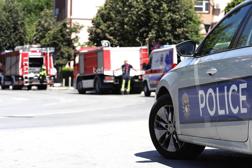 Zjarr i fuqishëm në servis automjetesh në Pejë shkakton dëme të mëdha