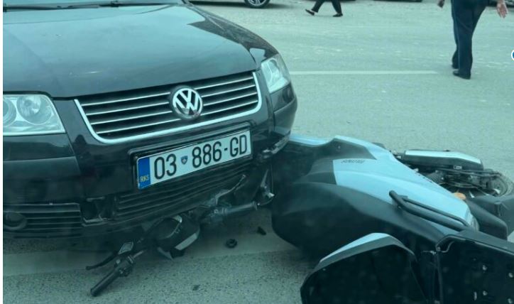 Një person është lënduar në aksidentin mes motoçikletës dhe veturës në Pejë.