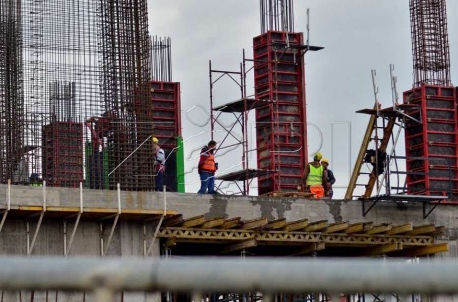 Punëtori i lënduar nga rënia në Fushë-Kosovë u dërgua për trajtim në Qendrën Klinike Universitare të Kosovës me lëndime të rënda në kokë dhe fytyrë.