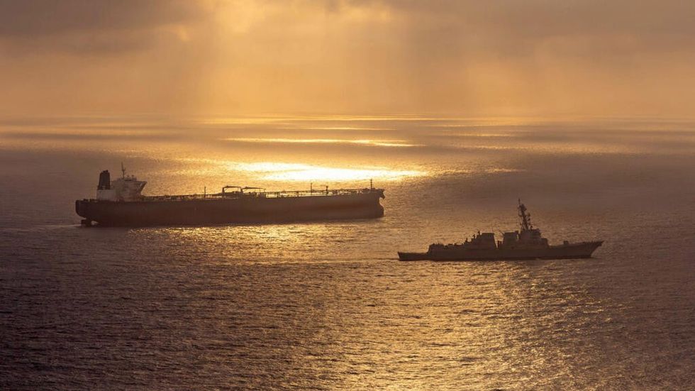 Forcat amerikane bllokojnë më shumë se 70 tankerë të hyjnë dhe dalin nga portet iraniane, duke penguar transportin e mbi 166 milionë fuçi naftë me vlerë mbi 13 miliardë dollarë.