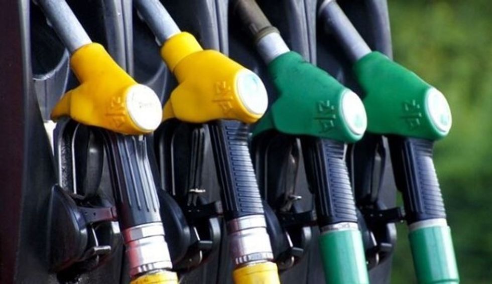 Çmimi i naftës u ul për katër centë, ndërsa benzina dhe gazi mbeten pothuajse të pandryshuara.