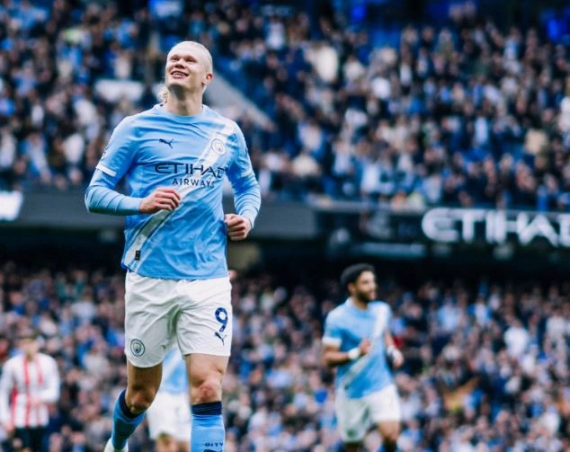 Manchester City ngushton diferencën ndaj Arsenalit pas fitoreje të pastër ndaj Brentfordit