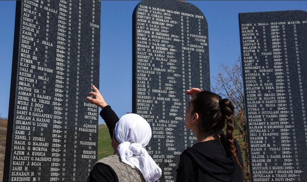 Gjykata Themelore në Prishtinë cakton seancën e shqyrtimit fillestar më 1 korrik 2026 për 21 të dyshuarit për krime lufte, gjykimi do të mbahet në mungesë të tyre.