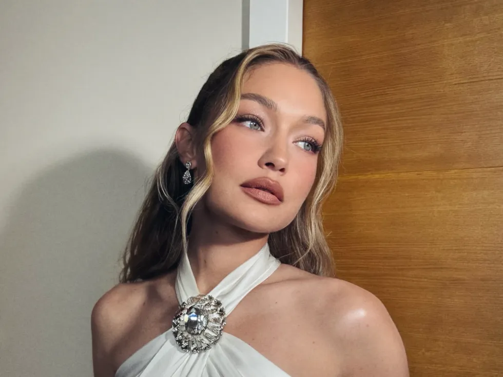 Gigi Hadid ringjall buzët e mjegulluara me stilin e viteve ’90