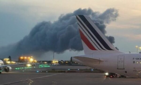 Zjarr i madh përfshin depo pranë aeroportit Charles de Gaulle në Paris