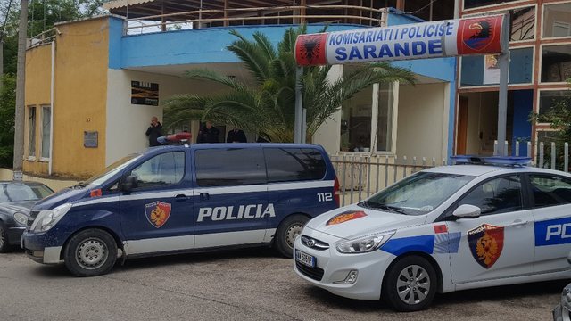 Gjykata e Shkallës së Parë Sarandë ka caktuar masën “Arrest në burg” për dy autorët e dyshuar të atentatit ndaj 57-vjeçarit në Konispol.