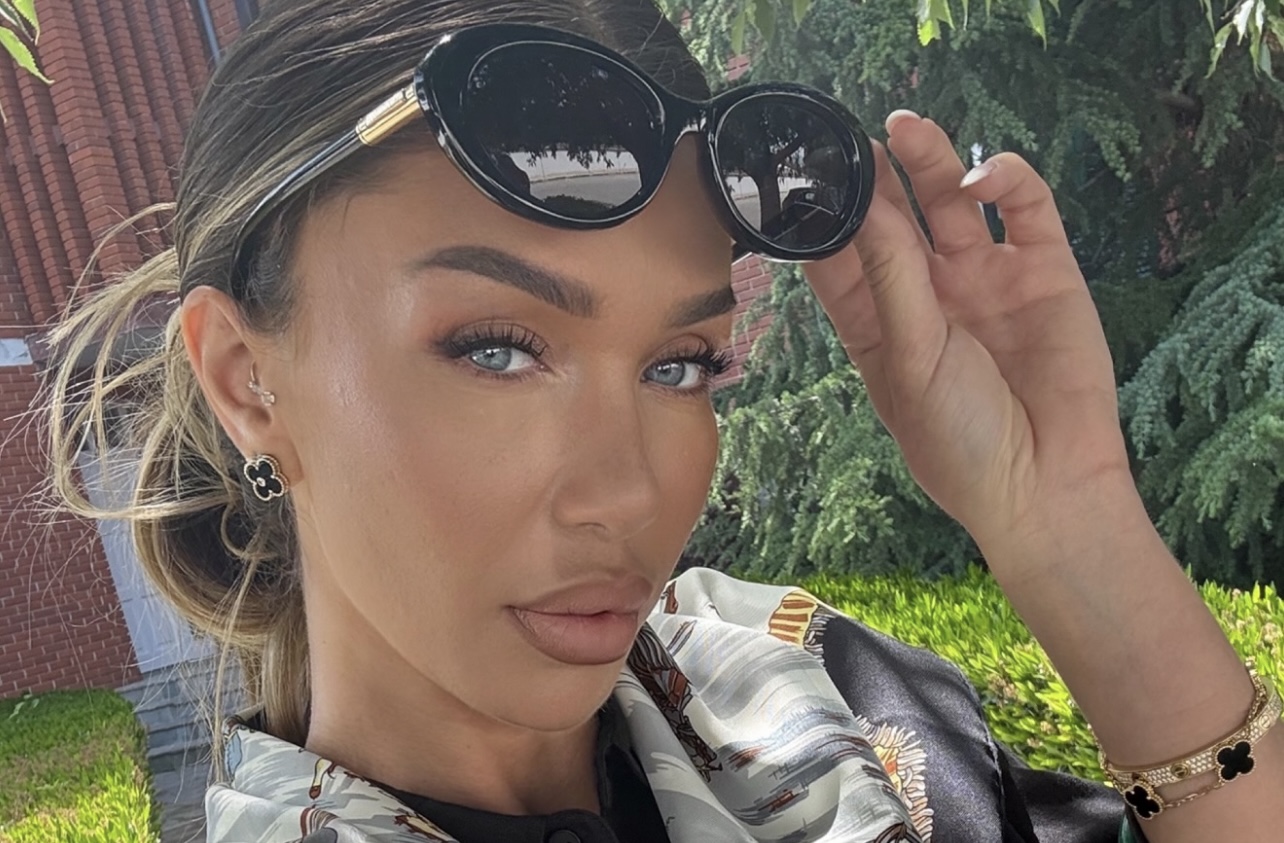 Eleganca pa kufij e Adelina Tahirit në selfie-n e fundit