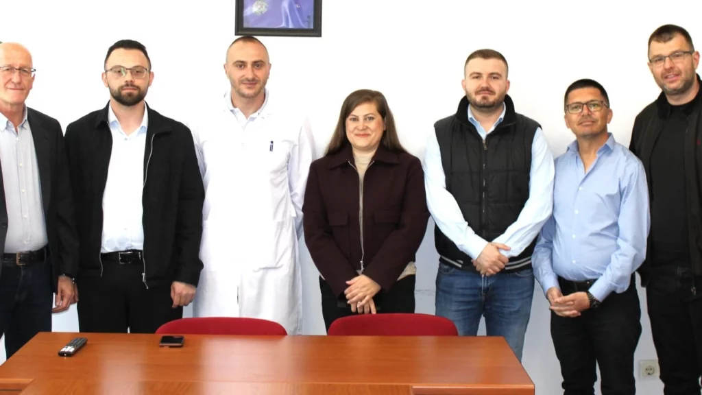Pesë mjekë specialistë të rinj, përfshirë Dr. Besarta Thaqi Kuçi dhe Dr. Kadri Çetaj, janë angazhuar në Spitalin e Përgjithshëm të Pejës.