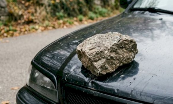 Një gur mbi veturën zyrtare të një gjykatëseje ndez hetimet në Prishtinë