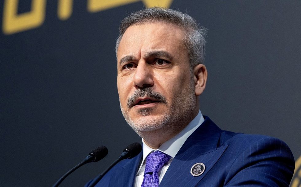 Rritet tensioni në Ngushticën e Hormuzit mes paralajmërimeve dhe opsioneve ushtarake