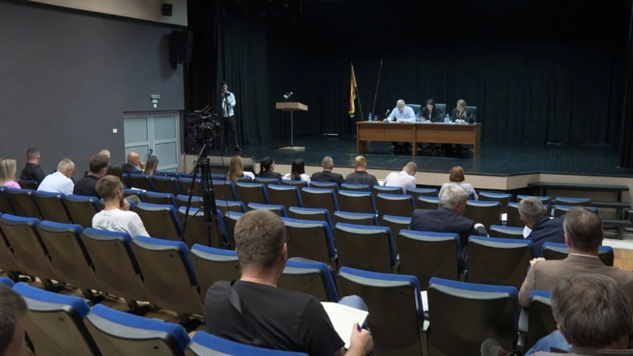 Asamblistët e DNP-së, Novës dhe disa këshilltarë të pavarur votuan për anulimin e njohjes së Kosovës në Kuvendin Komunal të Zetës, ndërsa këshilltarët e DPS-së nuk morën pjesë në seancë.