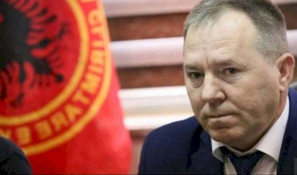 Peticioni me 200 mijë nënshkrime dhe logoja e OVL-UÇK-së në Gjykatën Speciale