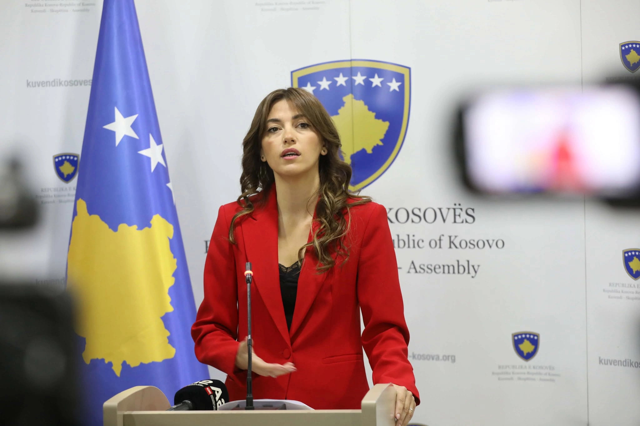 Paga kalimtare e deputetëve pas shpërndarjes së Kuvendit: Ligji që ngre debate