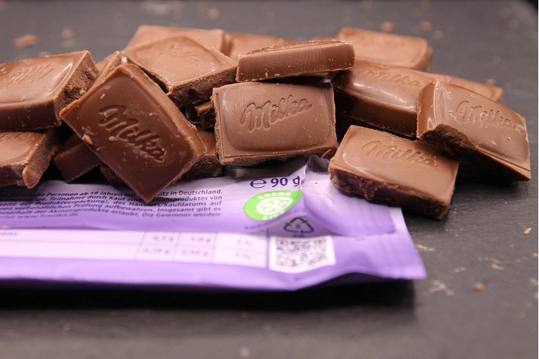 Gjykata gjermane denoncon mashtrimin e Milka me çokollatën Alpenmilch