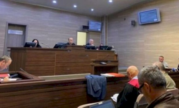 Arbër Havolli u deklarua i pafajshëm për vrasjen dhe pranoi fajësinë për armëmbajtje pa leje në seancën fillestare në Gjykatën Themelore në Prishtinë.