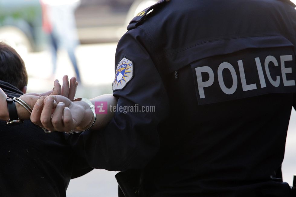 Dy të dyshuar për grup kriminal dhe falsifikim dokumentesh dorëzohen në polici dhe dërgohen në mbajtje