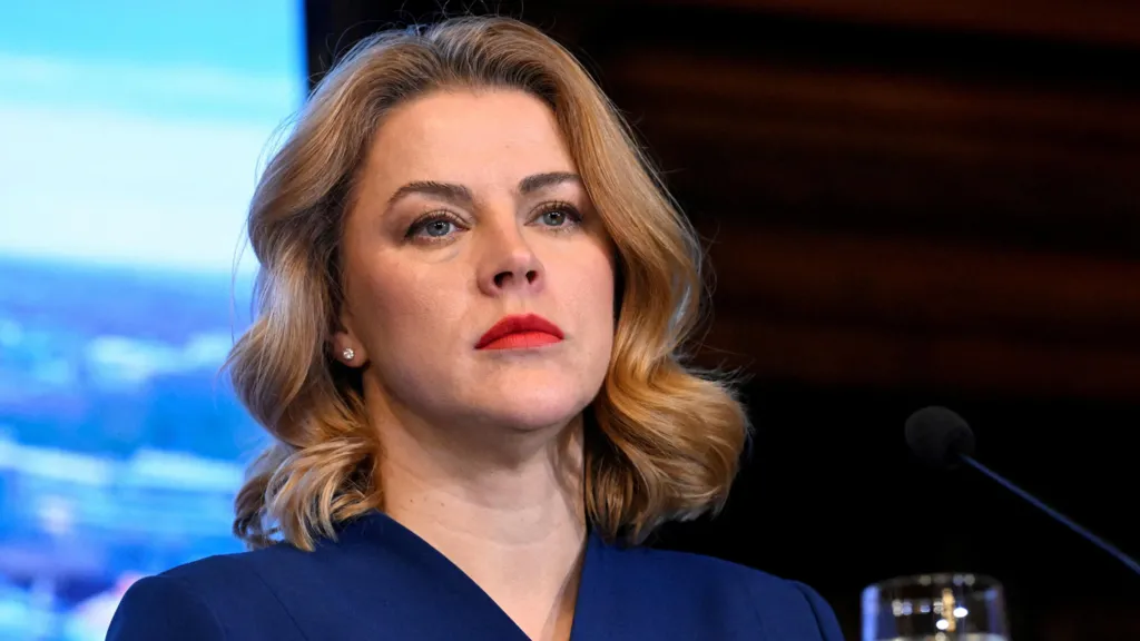 Evika Siliņa njofton dorëheqjen e kryeministres pas dorëheqjes së ministrit të Mbrojtjes, duke shkaktuar rrëzimin e koalicionit qeverisës në Letoni.