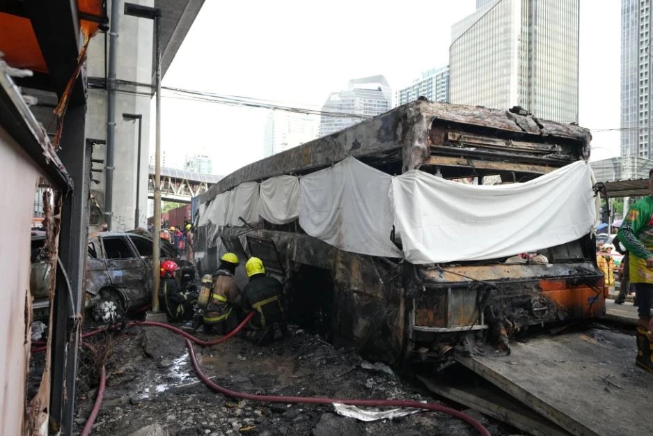 Përplasje fatale në Bangkok: Treni godet autobusin, flakët përfshijnë vendngjarjen