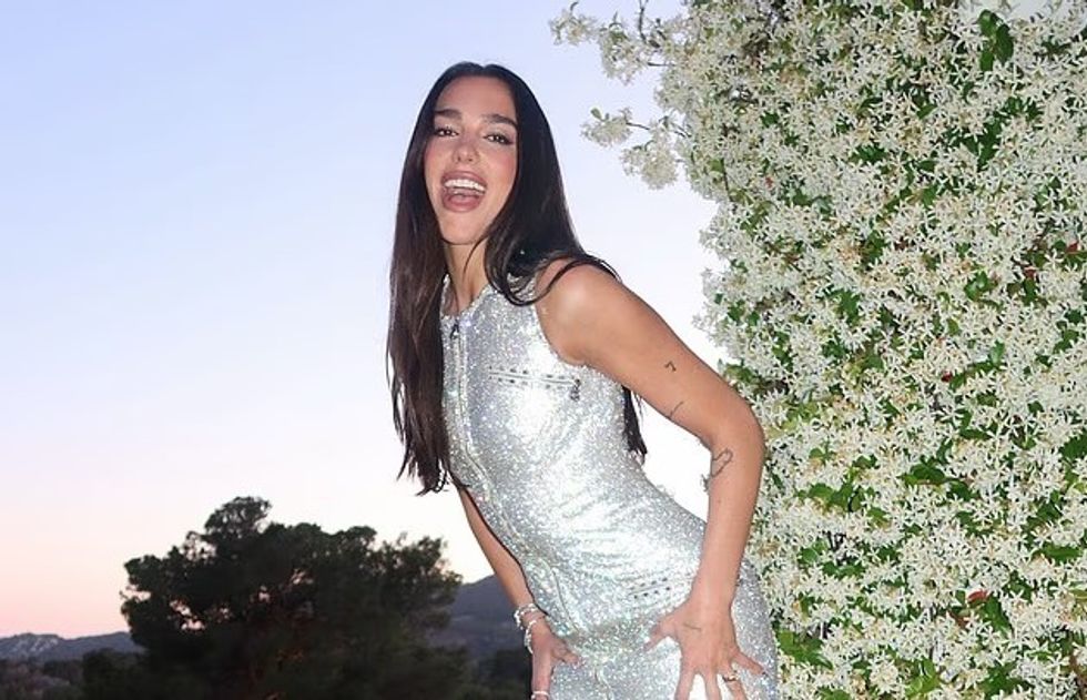 Dua Lipa u shfaq në Festivalin e Filmit në Kanë me një fustan të shkurtër argjendi me xixa dhe çizme stileto.