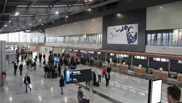 Fluturimet në aeroport arrijnë kulmin, ndërsa hekurudha humb udhëtarë