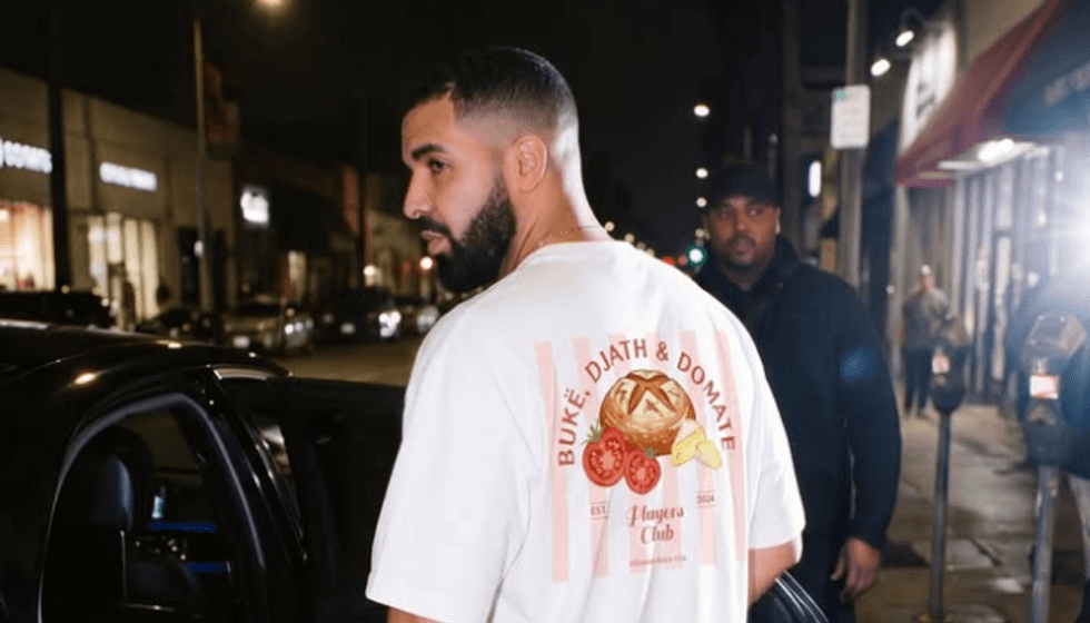 Drake është shfaqur sërish me një bluzë që përmban frazën tradicionale shqiptare “bukë, djath & domate”.