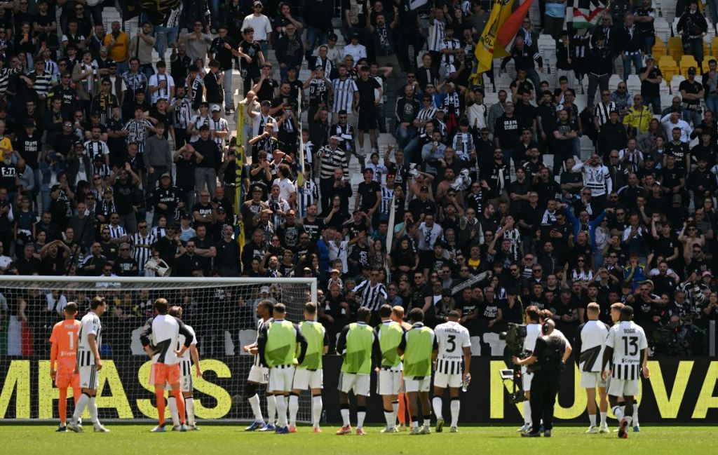Tifozët ultras të Juventusit protestojnë me zemërim jashtë stadiumit pas humbjes 0-2 nga Fiorentina dhe daljes jashtë zonës Champions.