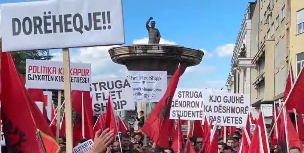 Studentët shqiptarë në Shkup kërkojnë provimin e jurisprudencës në shqip