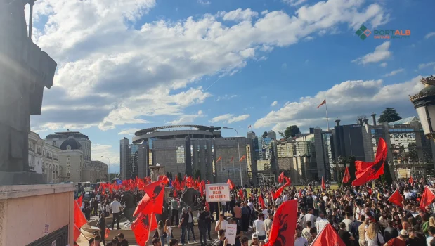 Arrestohen tre studentë gjatë protestës për gjuhën shqipe në Shkup.