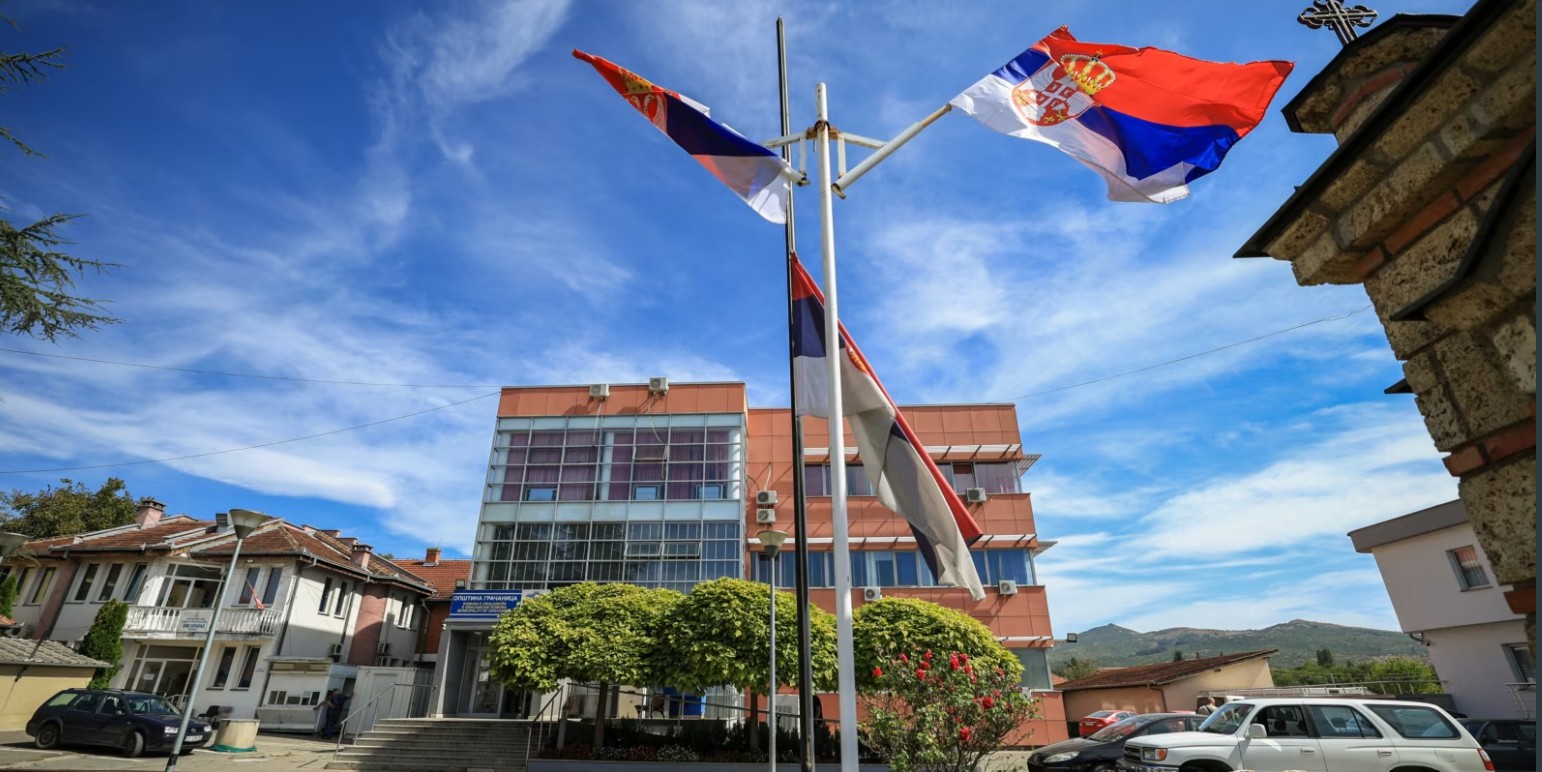 Lufta politike brenda komunitetit serb në Kosovë: Shkarkime dhe presione para zgjedhjeve