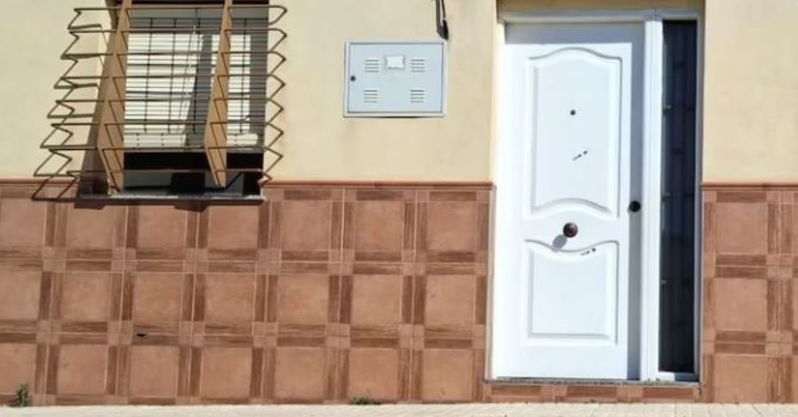 Tronditje në Spanjë: Sulm me armë nga 25-vjeçari ndaj familjes së tij